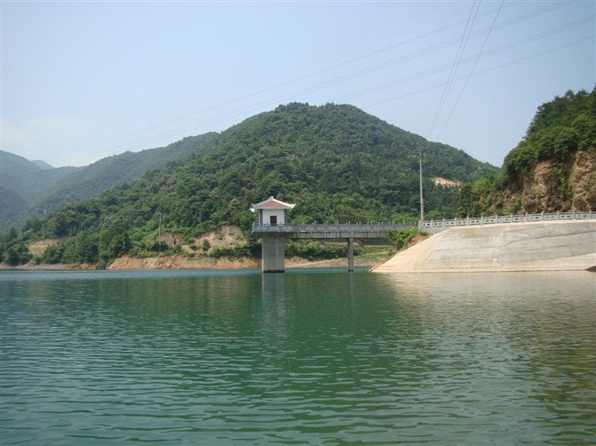 白龙禅寺 白龙禅寺整体规划分三线两块,中轴线是山门、天王殿、大雄宝殿、圆通宝殿、藏经阁;左线为钟楼、地藏殿、客堂、祖师堂、齐堂、僧房;右线为古楼、伽蓝殿、念佛堂、厢房等。寺院东侧为禅堂,西侧为内院寿修道场。修缮后的白龙禅寺成为杭州市郊庄严的千年古刹佛教道场和富春江畔别具一格的游览景点,明清文人邵士庄曾作《重游白龙山寺》诗赞该寺景致:群峰缥缈接诸天,路入盘遥引碧泉。松老层岩常带雨,支深古洞更生煙。绀园隐见珠客出,宝刹虚无佛日悬。拄杖山僧隐客话,不教惊起白龙眠。 =750) window.