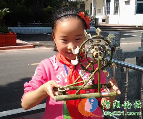 为了培养学生的动手能力,继承和发扬竹的工艺品,近日,由学校大队部组织开展了竹制品制作评比活动。活动收到了竹制品近200多件,有的是日常可见的竹扫帚、竹水桶、竹篮篓等,有的是富有创意的竹贴画、竹工艺,还有的是一些用竹进行微创作与再加工。件件作品栩栩如生、活泼可爱,体现了孩子们天真的童心与无限的创意。 智慧在指尖闪耀,文化在心田扎根,孩子们以竹涵养艺术,以竹启迪智慧,以竹陶冶性情。一件件作品,见证是竹的工艺,彰显的是竹的魅力!
