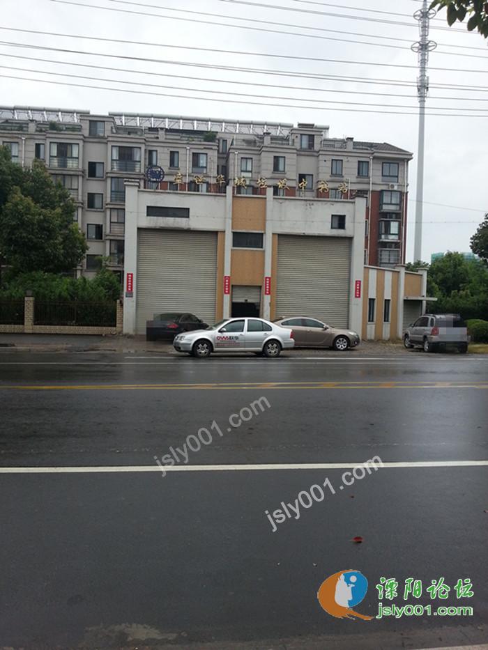 溧阳盛世华城垃圾房前,戏剧一幕 高清图片