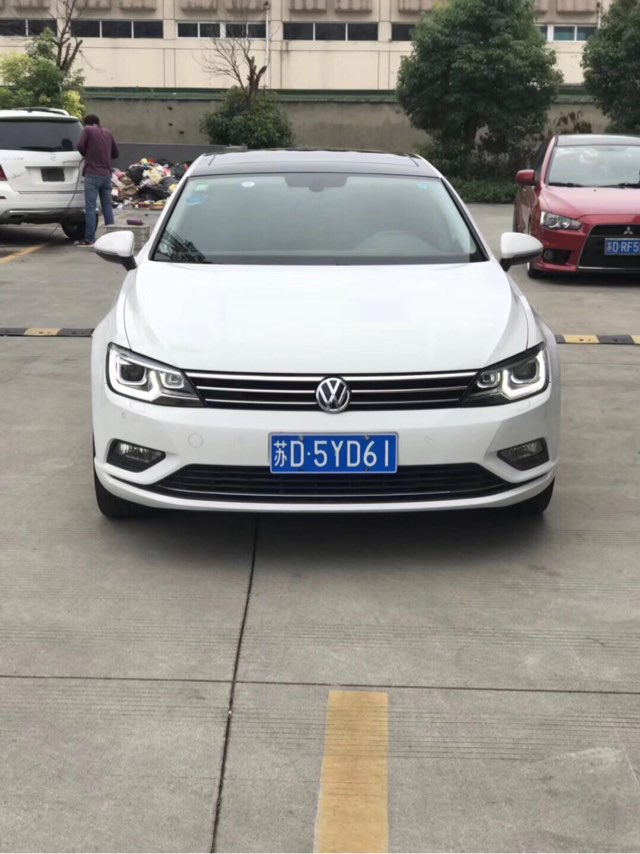 新货到。首付4万开回家。逸尊车业新到大众凌渡1.4T280豪华版 顶配。动力强劲,油耗低。一键启动,反光镜自动折叠。导航。蓝牙。自动泊车。座椅加热。无钥匙进入倒车影像。氙气大灯,随动转向。2016.12月上牌。一手车。原版。新车上路21.7万