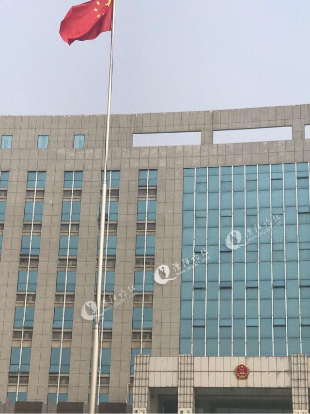 溧阳市上兴镇政府门口的国旗是认真的吗?都破了两个洞
