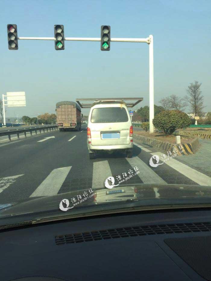 南渡104国道239省道十字路口红绿灯处,看着吓人