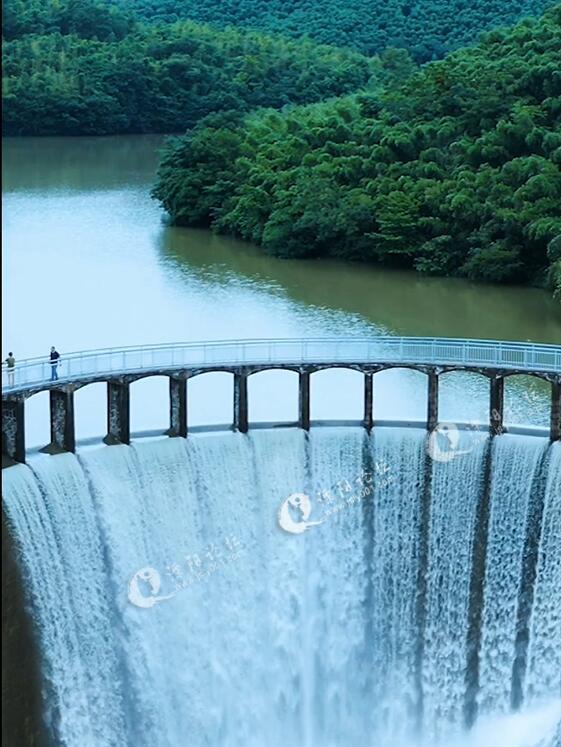 雨季特供!溧阳平桥石坝又现震撼飞瀑