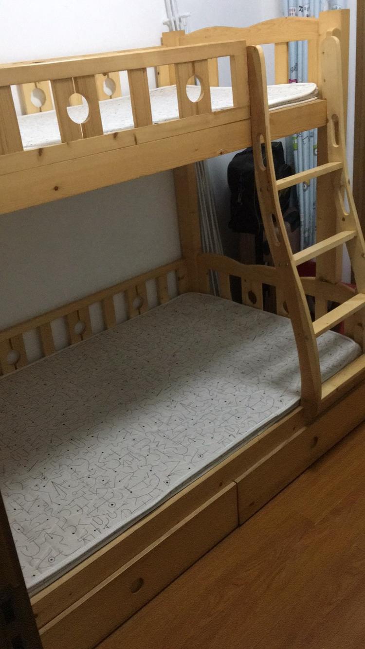 实木松木上下铺床,上铺90厘米,下铺120厘米.带2个棕垫