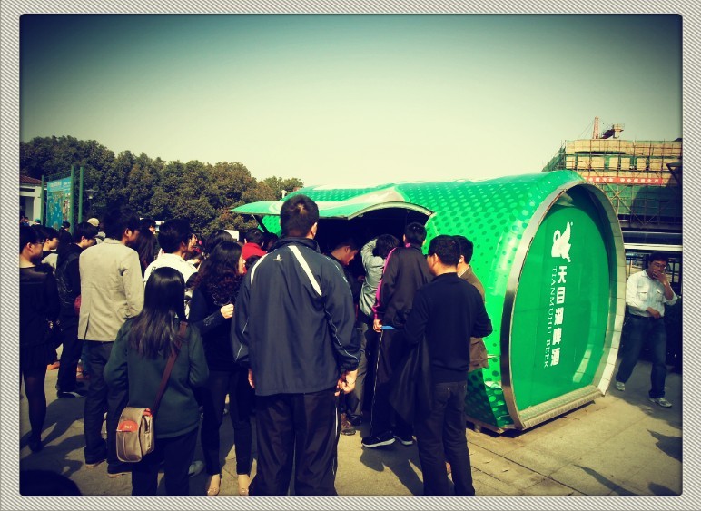 车友会拥有大众4s店的vip标志,全部贴在前档上的,现在凭这个高清图片