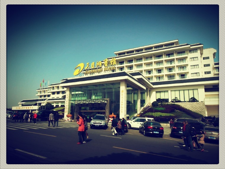 车友会拥有大众4s店的vip标志,全部贴在前档上的,现在凭这个高清图片