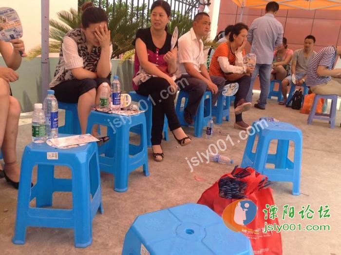 直击高考:溧阳燕山中学考场外让人感动的一幕