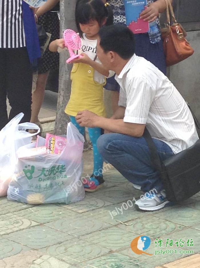 直击高考:溧阳燕山中学考场外让人感动的一幕