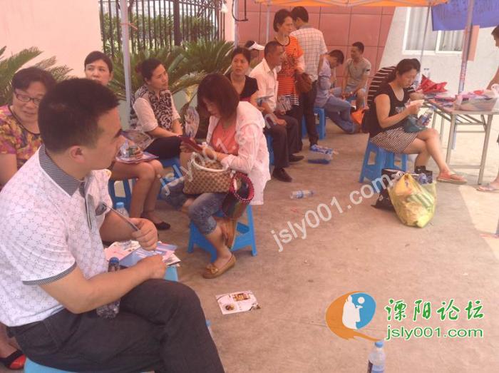 直击高考:溧阳燕山中学考场外让人感动的一幕