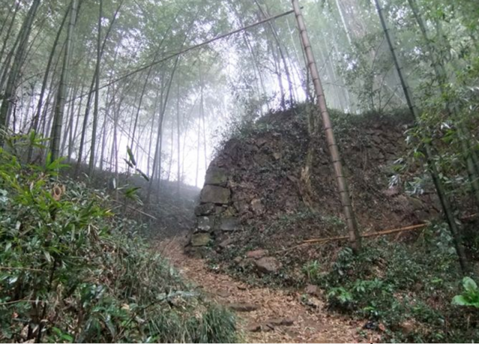 鴉山古道,郎川八景之一,是古代徽州、睦州諸縣經郎溪通往蘇錫常等地的要道。昔日徽州商人的馬幫,販運煙葉、茶葉、木炭、文房四寶等商品,經寧國、宣城水東等地,通過古道進入蘇錫常等地市場,然后又將彼地的絲綢、食鹽等商品販運回鄉。歷代諸多騷人墨客、官宦、商賈,于古道留下了無數佳話、軼事。古道逶迤5公里,一路青石板鋪就,一塊塊被歲月腳步踏磨得光亮可鑒的青石板,似在回憶當年徽商的驢鈴兒叮當。此古道,第三次全國文物普查隊于2008年12月對其進行了全面的考查。2009年8月,郎溪縣政府正式將鴉山古道列為第三批縣級文物?;? width=
