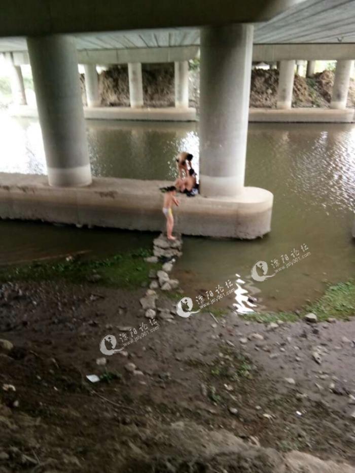 星期天小孩下河洗澡担心啊