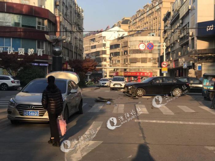 溧阳码头街和平南路浦发银行十字路口发生车祸