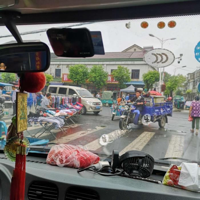 乡村道路乱停乱放影响交通,有没有人管呀?