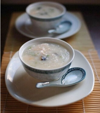 滑鸡粥……一碗好的生滚粥的"粥底"很重要,常见的粥底是放江瑶柱煲