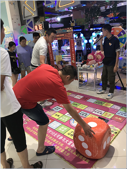 溧阳商场里摆起了大富翁阵容大家玩的不亦乐乎