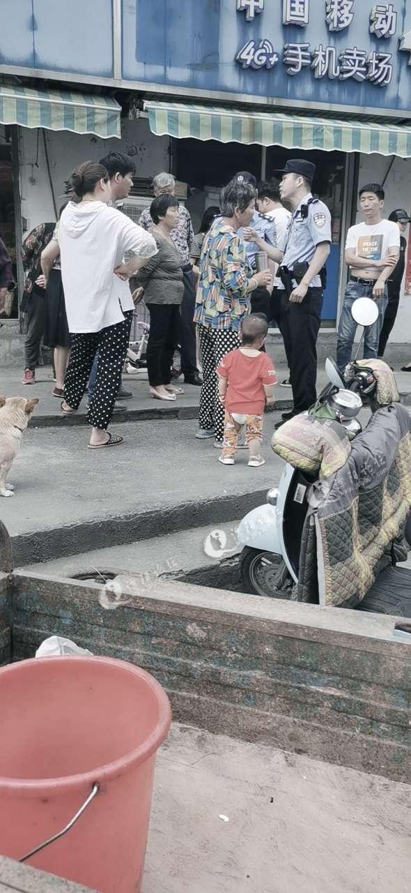 小孩哭不停,父母不在身邊的孩子可憐