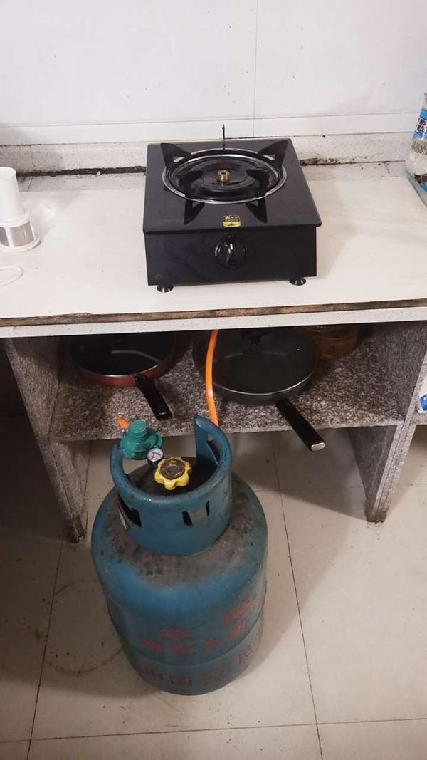 出一个煤气瓶带煤气,煤气灶