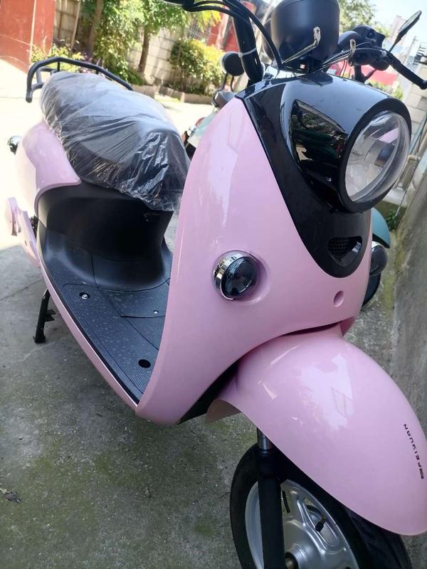 收一辆二手小电瓶车,女生开的