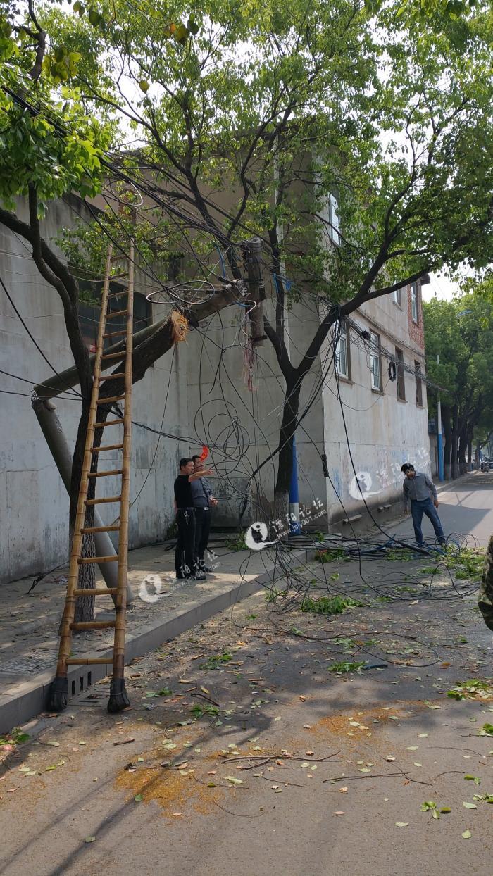 紧急通知:路过平陵东路丁家园段的群众请注意安全