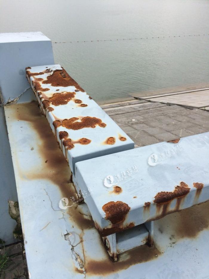 天目湖大坝栏杆锈蚀,与5a级景区格格不入.