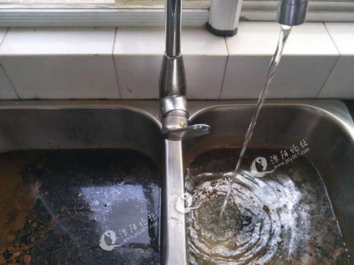 台港新村污水堵塞无人管理