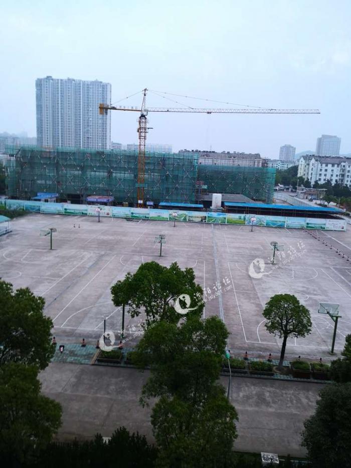 燕山中学门口的体育馆早上五点就开始施工,噪音扰民