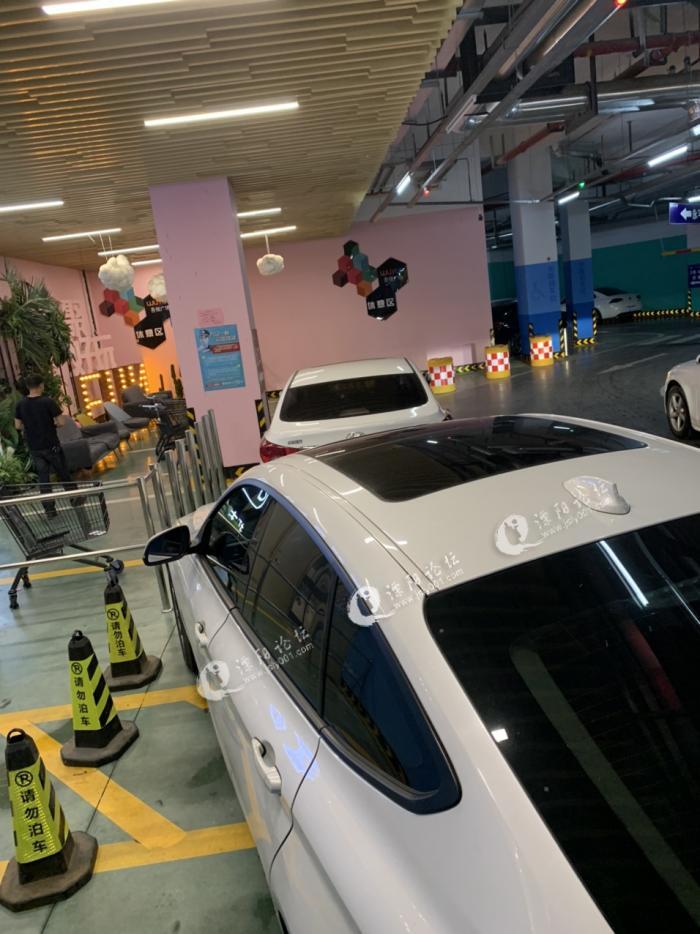 吾悦广场地下车库大统华入口处,竟然可以把车停成这样