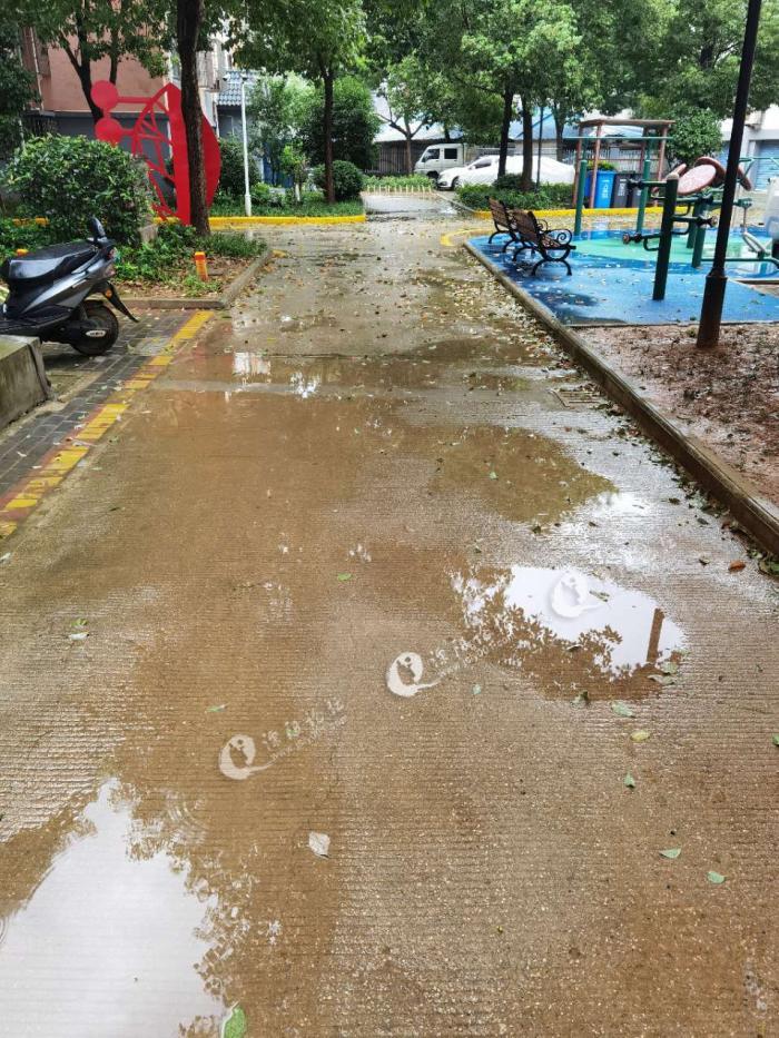 上兴盛兴家园下雨天要穿着雨鞋走路,路面下雨积水非常严重,请问这下雨