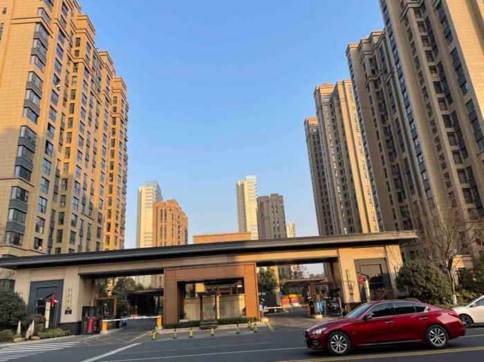 最新独一手房源: 华府晶园16楼,143平米,豪华装修,开价298万,一手房源