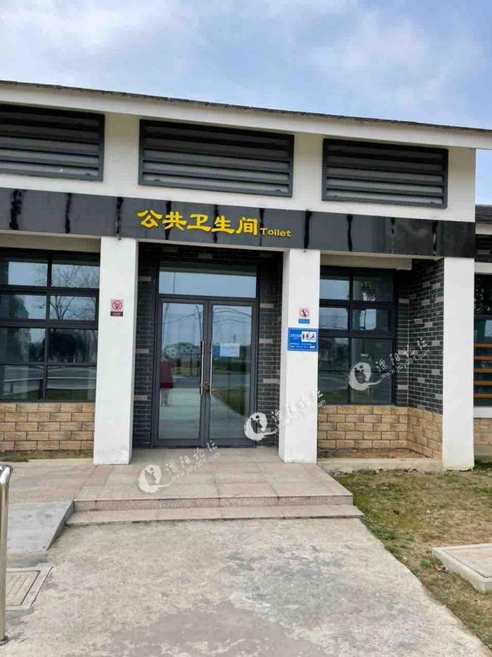 溧阳竹箦一公共卫生间大门上一把锁,已经半年了,不知道什么时候开锁呢