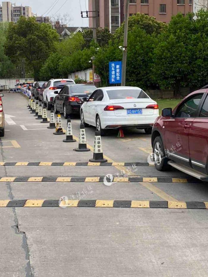 没素质,别人排队洗车,他直接插队进来,大家看看