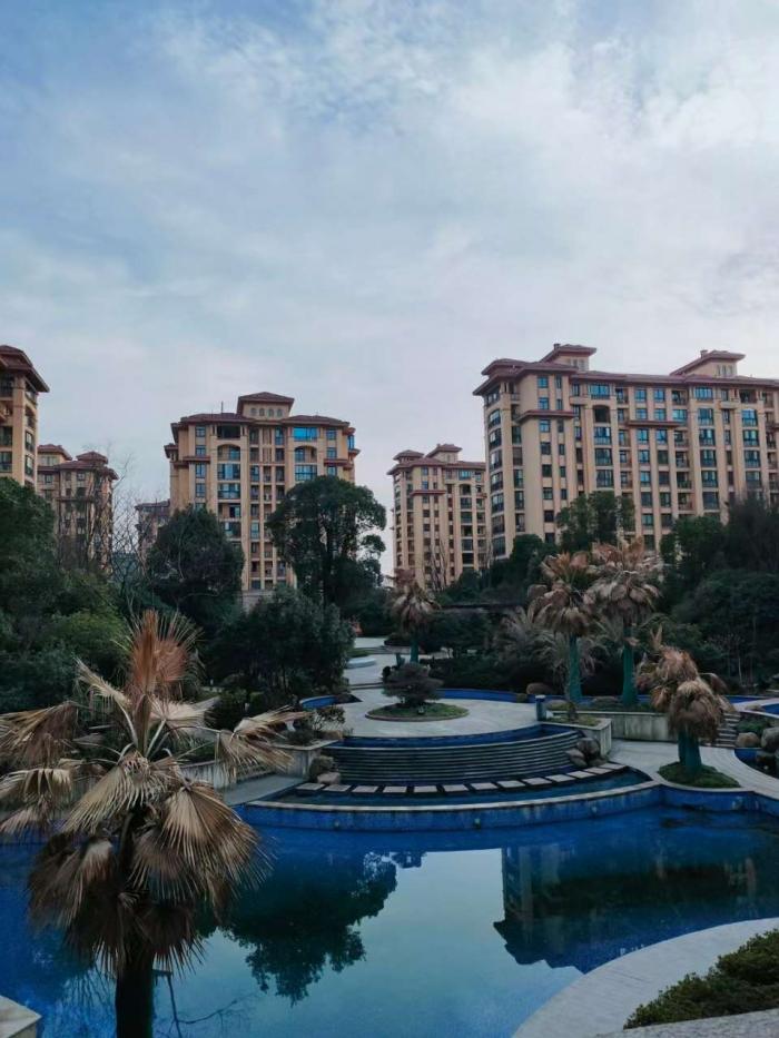 燕山壹号楼王纯毛坯 花园洋房大平层,前面有5000多平方的大草坪,溧阳