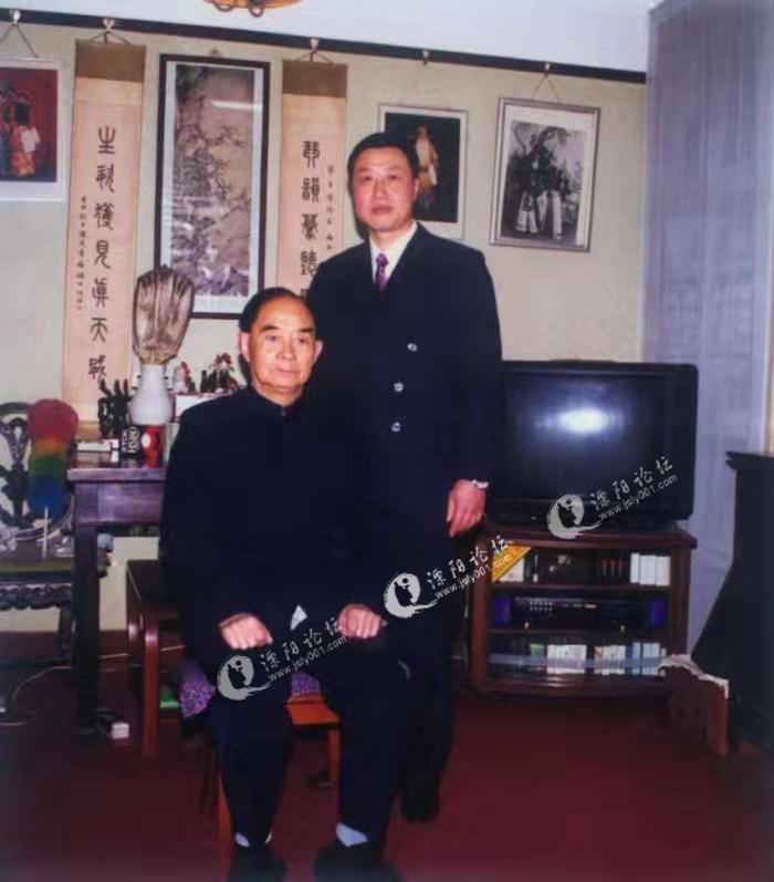 王新农与师父王琴生合影